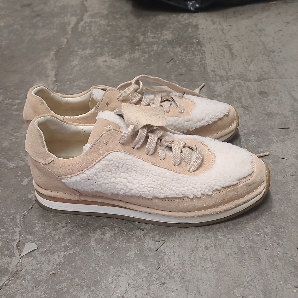 Woman Clarks Trainer Cozy Tan Women's Sneakers